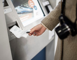 Женщина в банке