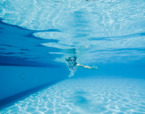 женщина в бассейне