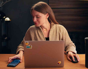 девушка за ноутбуком