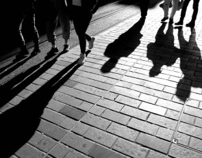тротуар_ноги_туристы_прогулка_вечер