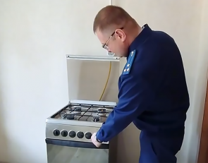 Прокурор оценивает состояние жилья для сирот.