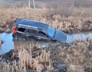 Автомобиль в кювете после ДТП.