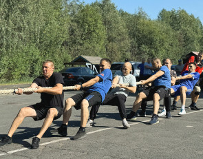 Пожарные соревнуются в перетягивании каната.