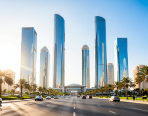 Абу-Даби днем.