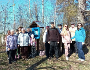 деревенские активисты на месте будущей часовни