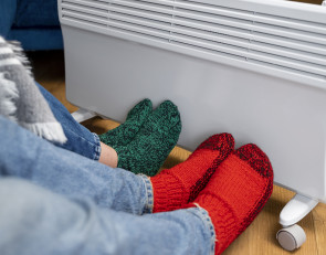 Люди греются у радиатора