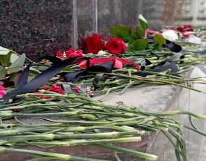 Цветы на мемориале