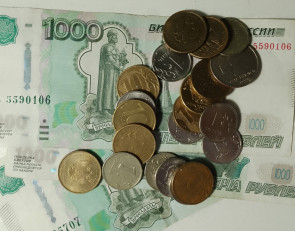 Рубли и монетки лежат на столе