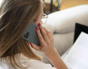 девушка с телефоном