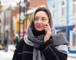 девушка с телефоном