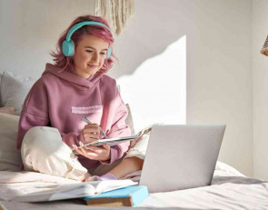 девушка за ноутбуком