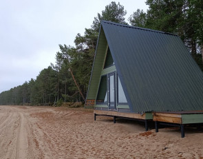 Домик на берегу озера