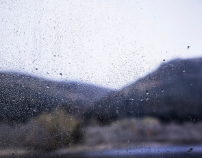 капли дождя на стекле