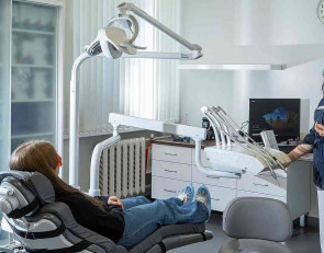 стоматолог