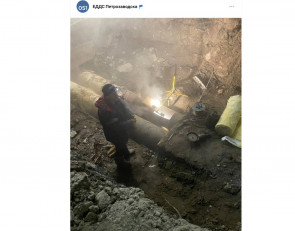 поврежденная труба и сварщик