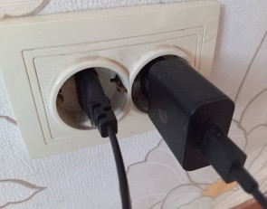 зарядка в розетке