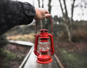 фонарь в руке