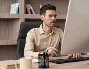 мужчина за компьютером