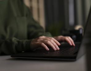 мошенник_компьютер_руки_девушка