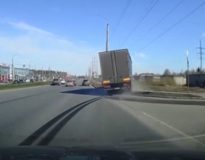 фура на тротуаре