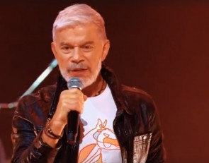 артист поет