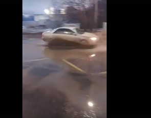 лужа на остановке