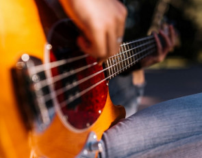 Гитара в руках