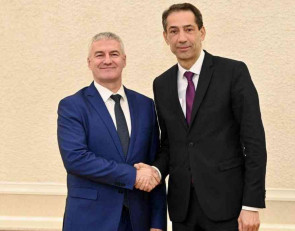 глава карелии рукопожатие