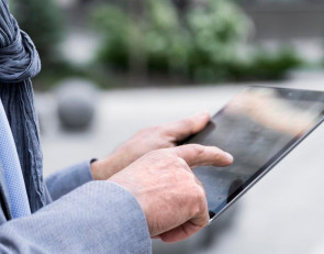 человек с планшетом