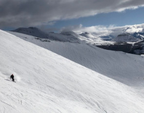 Лыжник в горах