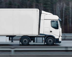 Грузовик на дороге