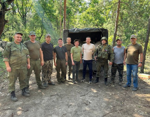 группа волонтеров передала гуманитарную помощь 