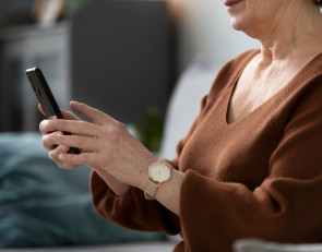 пожилая женщина звонит