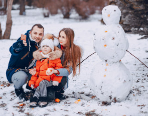 семья слепила снеговика