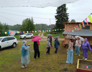 деревенский праздник под дождем