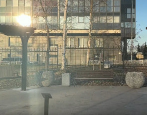 Качели в сквере