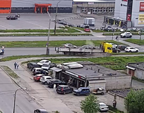 грузовик на газоне