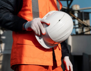 Каска у рабочего