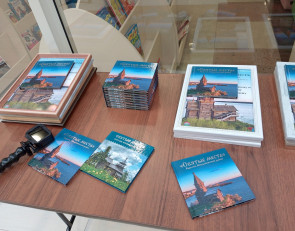 книги на столе