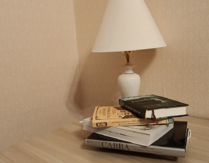 стопка книг на столе