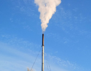 Дым идет из трубы котельной