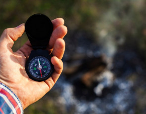 держать компас