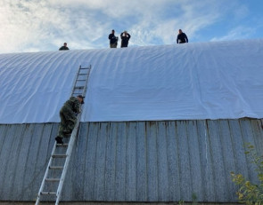 Кроют крышу ангара