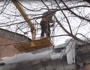 чистят крышу