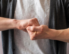 мужчина с кулаками