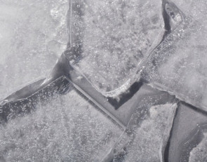 Лед на озере