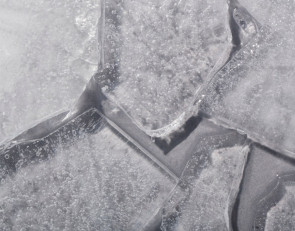 лед в трещинах