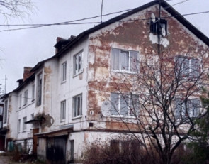 дом с облезшей краской