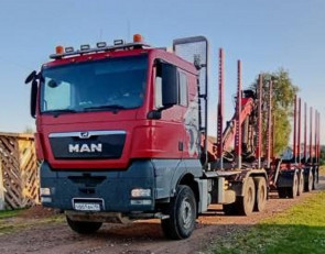 Лесовоз на дороге