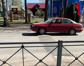 Машина въезжает на дорожное препятствие